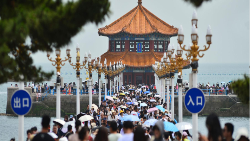 Tourism Thrives in Qingdao as Visitors Flock to Zhanqiao Bridge Scenic Spot