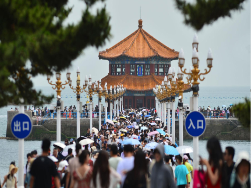 Tourism Thrives in Qingdao as Visitors Flock to Zhanqiao Bridge Scenic Spot