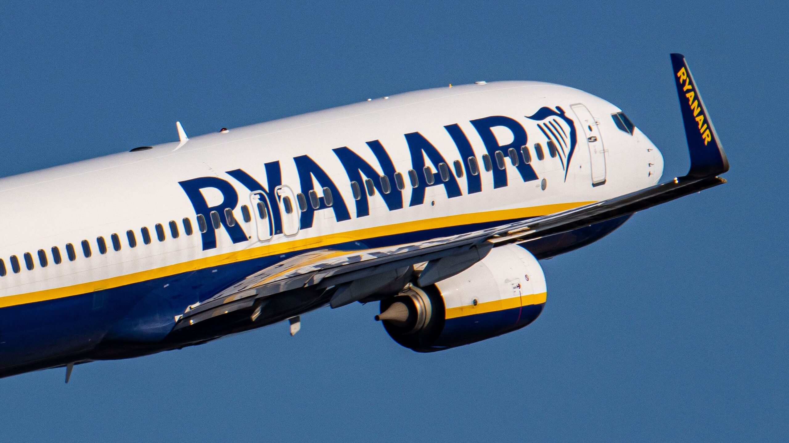 Ryanair Reports 46% Drop in Profit for the First Quarter Amid Lower Fares