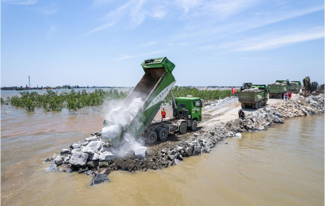 Rescue Efforts Underway to Repair Dike Breach in Dongting Lake