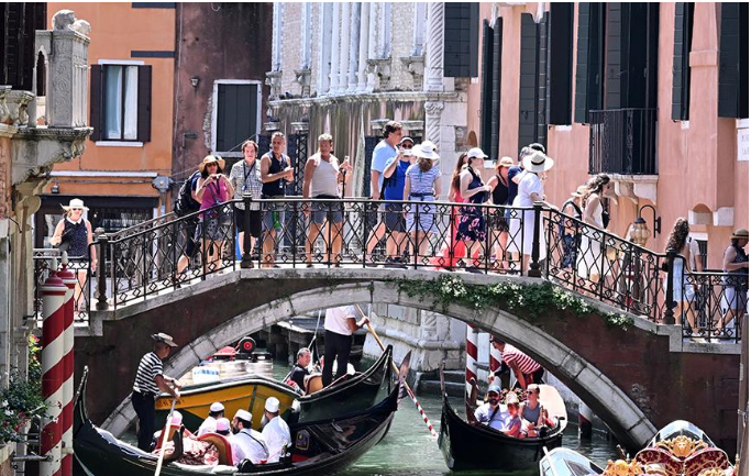 Female Tourists Tend to Stay Longer in Nepal, Study Reveals