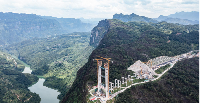 Construction of Tianmen Grand Bridge Progresses in Guizhou Province, China