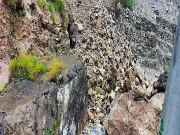 Landslide Disrupts Jayaprithvi Highway: Tourists Advised to Seek Alternative Routes