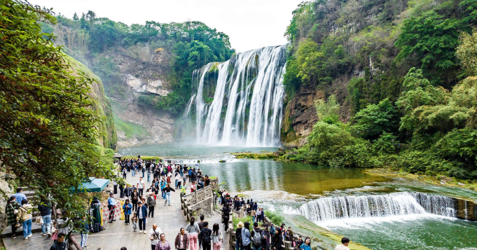 Tourists Flock to Huangguoshu Waterfall in Anshun, Guizhou Province