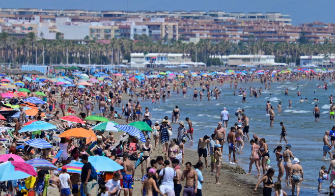 Tourists Flock to Valencia’s Beautiful Beaches