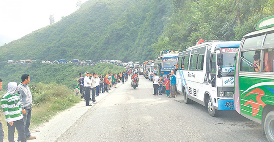 Obstruction on Prithvi Highway Disrupts Travel Plans: Tourists Advised to Seek Alternatives