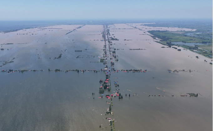 Embankment Breach Floods Villages and Farmland in Hunan Province