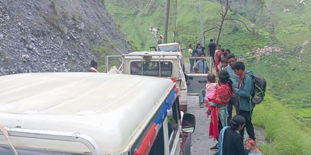 Landslide Disrupts Gamgadhi-Tarapani-Sorukot Road, Impacting Tourism and Local Economy