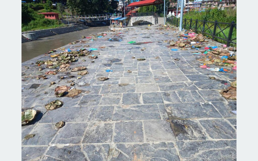 Delay in Cleaning Waste Accumulated During the Pitri Tarpan Day at Gokarneshwar Mahadev Temple