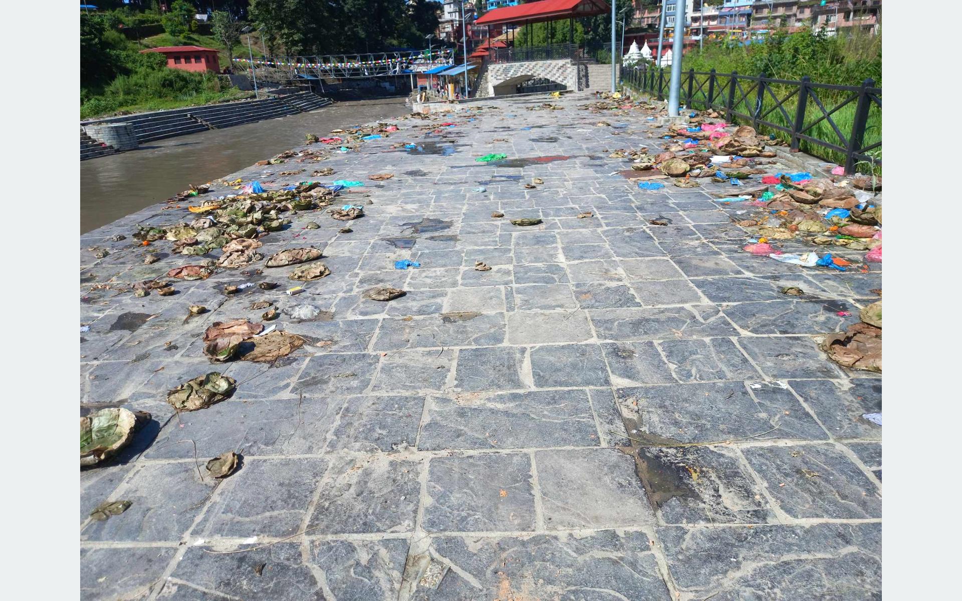 Delay in Cleaning Waste Accumulated During the Pitri Tarpan Day at Gokarneshwar Mahadev Temple