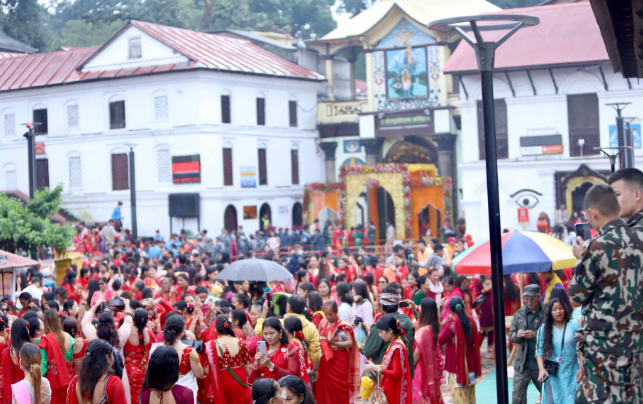 Crowds Gather for Haritalika Teej at Pashupatinath Temple