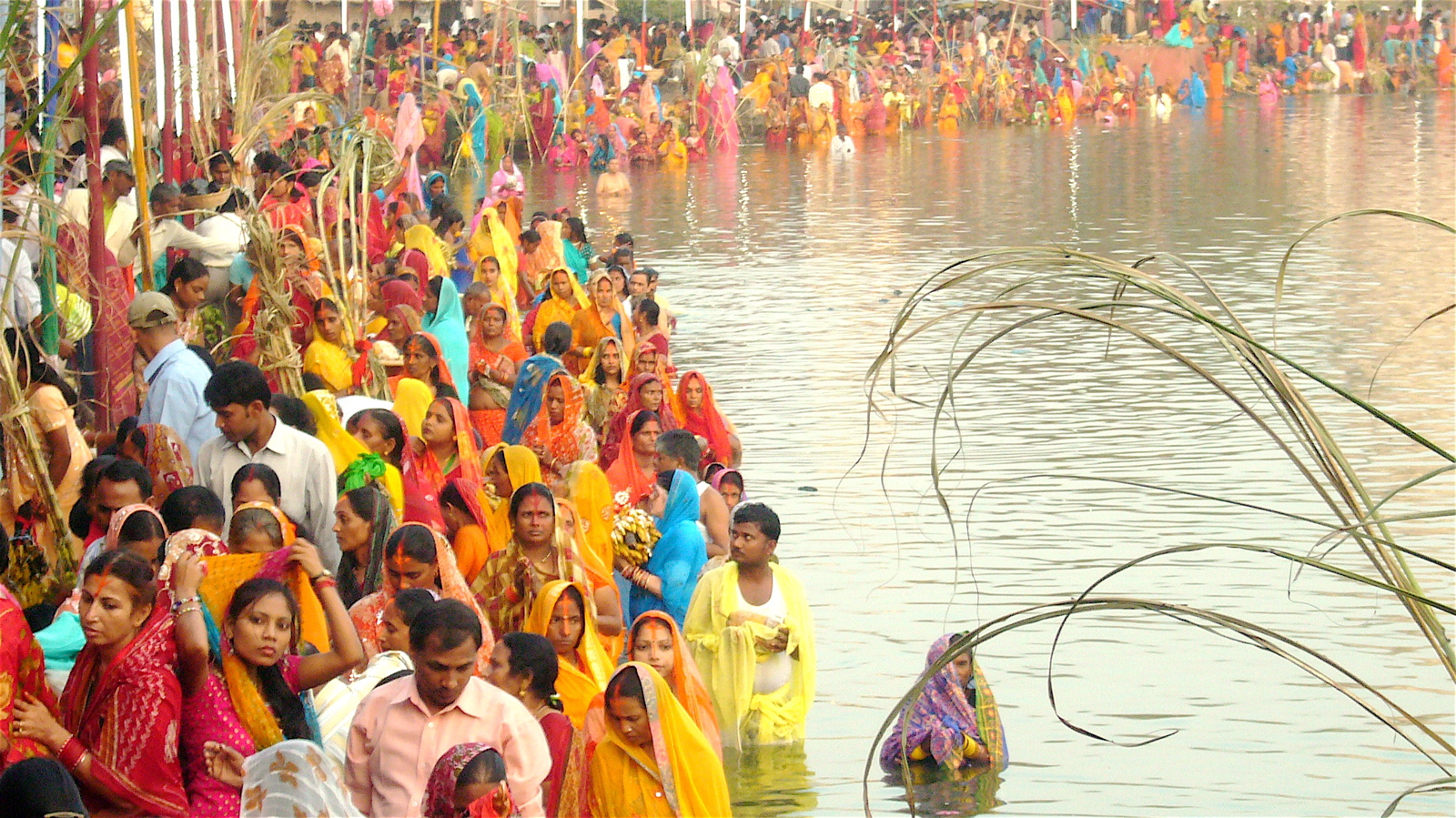 Dom Community Engages in Bamboo Basket Crafting for Chhath Festival, Boosting Local Economy