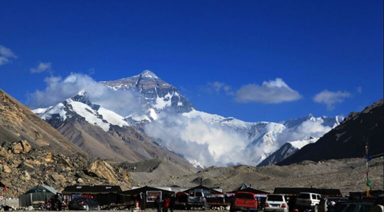 Powerful Earthquake Shuts Down Mount Everest Region in China