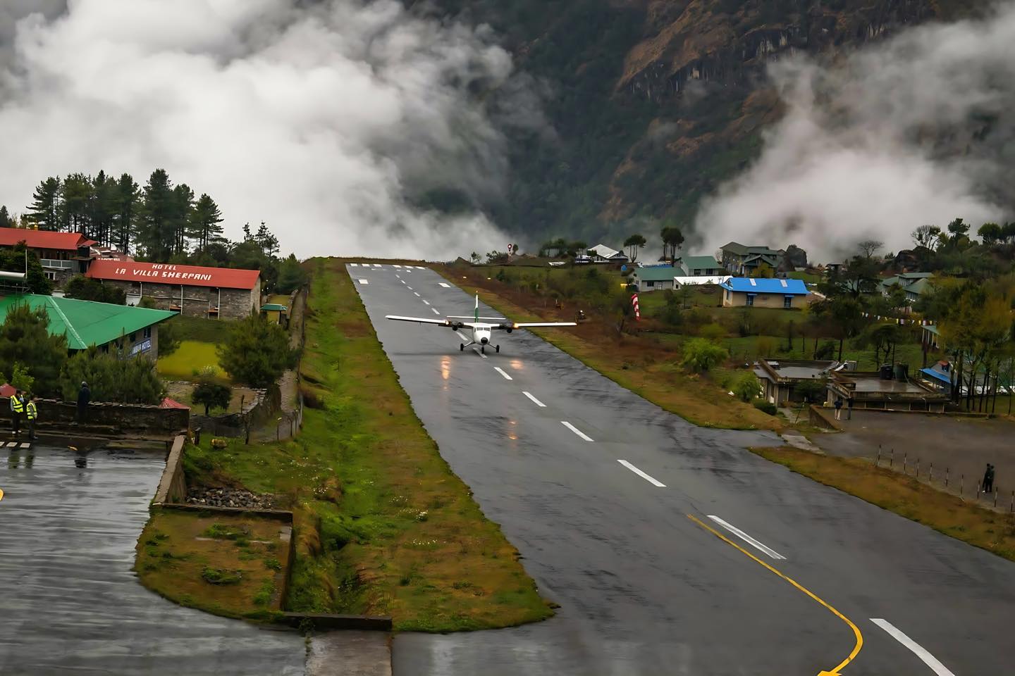 Everest’s Trails Come Alive with Tourist Activity as Spring Beckons