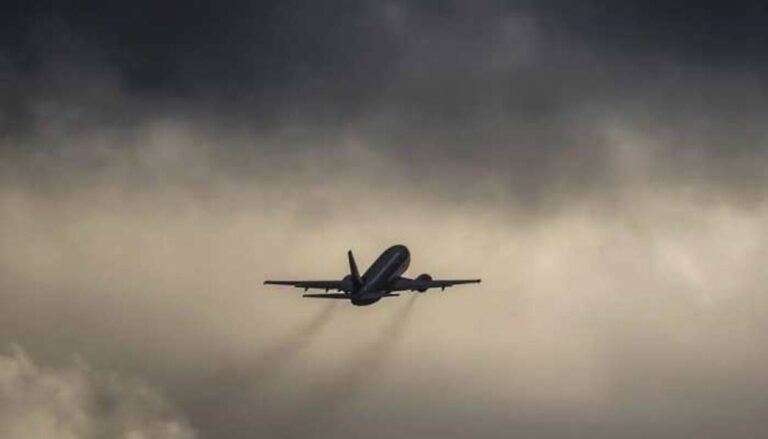 Five Thai Police Officers Killed in Plane Crash During Parachute Training