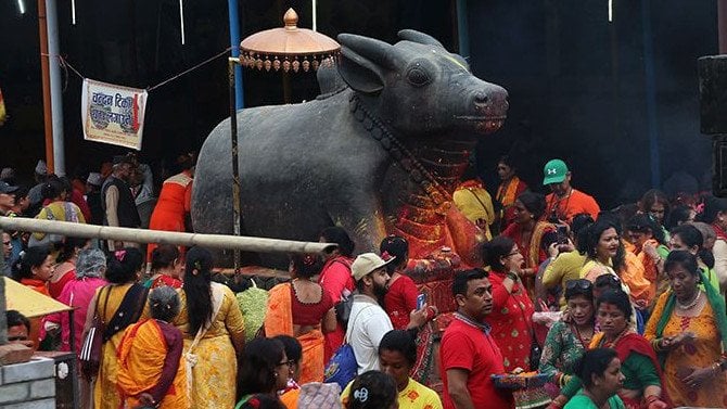 Massive Devotee Turnout at Doleshwar Mahadev Temple on Auspicious Akshaya Tritiya