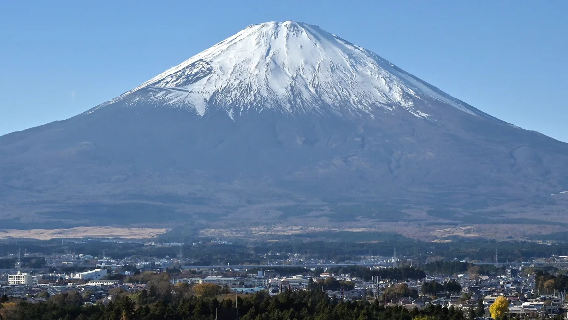 Climber Rescued Twice from Mount Fuji as Japan Tightens Safety Rules