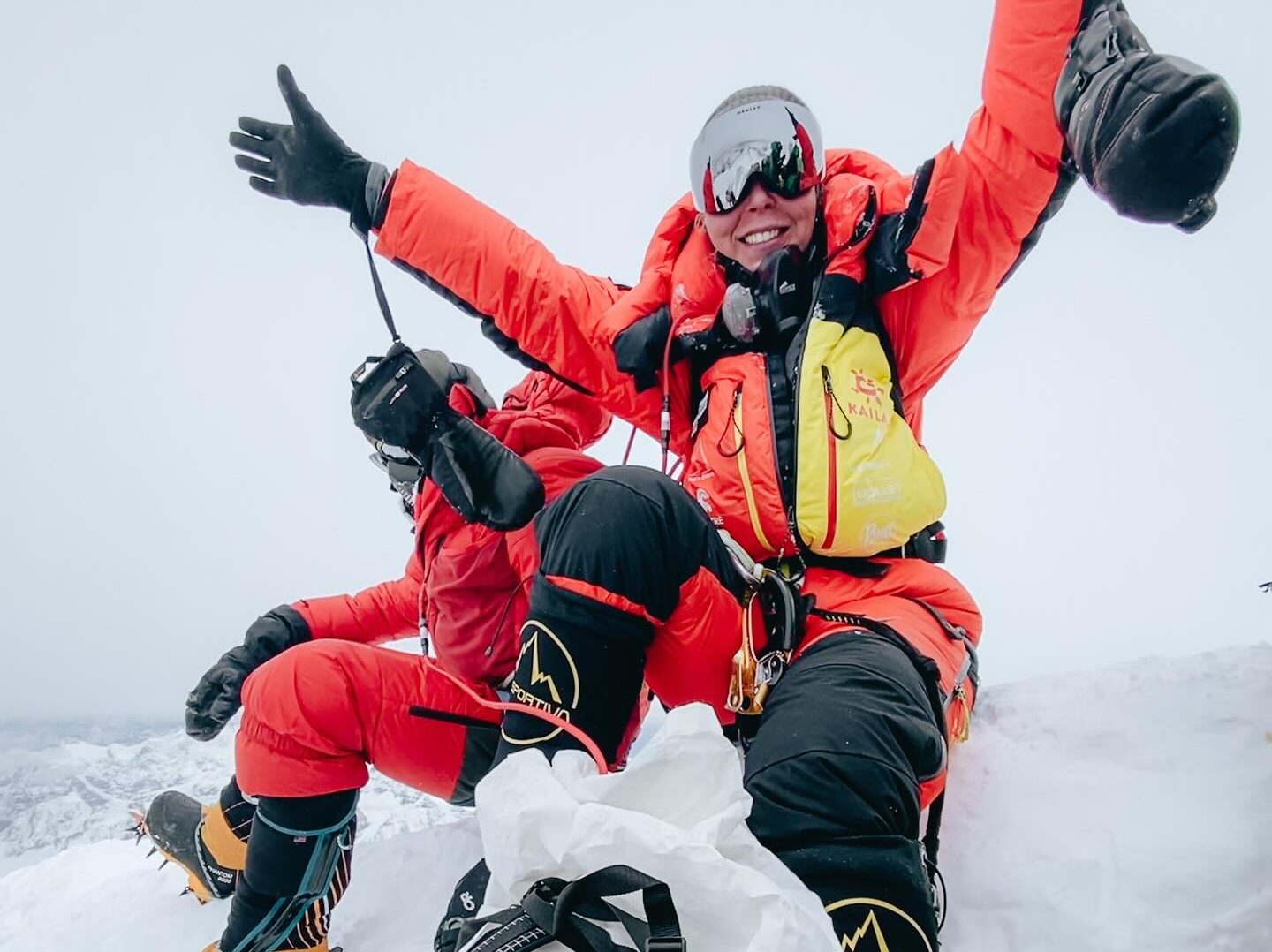 Triumph on Kangchenjunga: Oestergaard and Sherpa Conquer the Peak with Seven Summit Treks