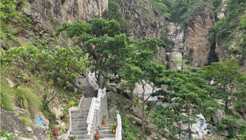 Ainapahara Cliff in Tanahun Emerging as a Thriving Tourist Attraction