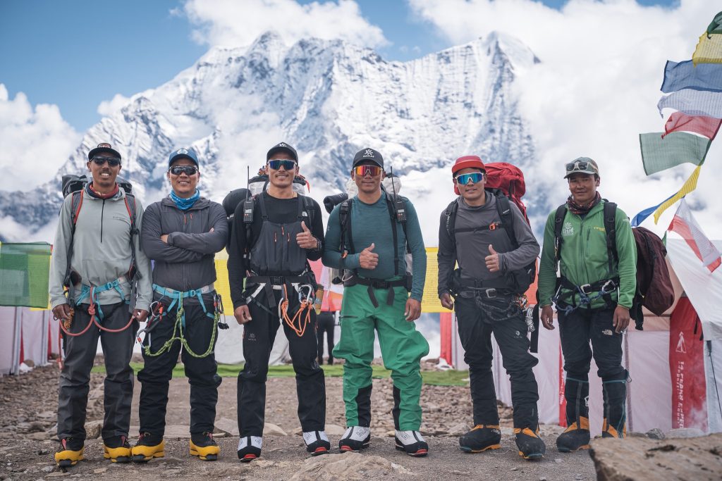 14 Peaks Expedition Reaches Summit of Mt. Manaslu