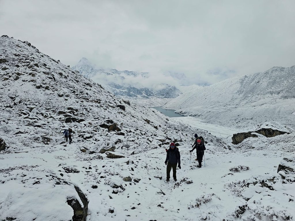Early Snowfall Disrupts Autumn Tourist Season in the Everest Region
