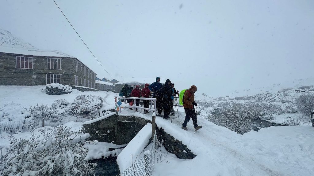 Security Teams Deployed to Assist Tourists Amid Heavy Snowfall