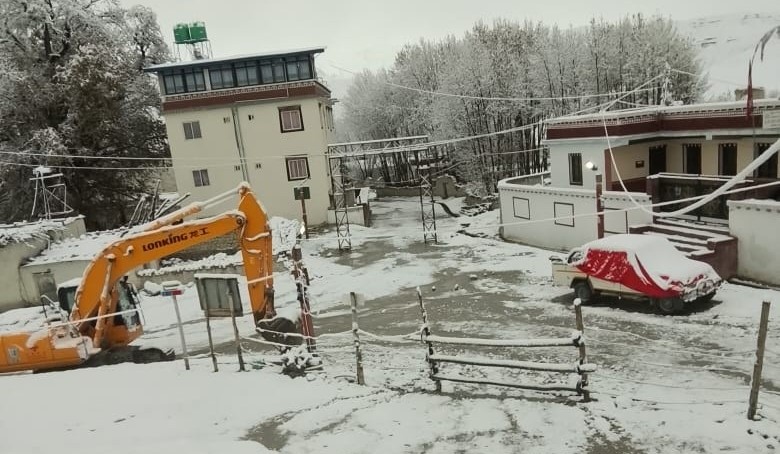 Heavy Snowfall Disrupts Roads in Mustang, Lower Regions Receive Rain