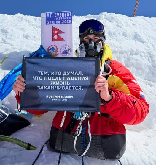 Rustam Nabiev Achieves Unprecedented Arm-Powered Summit of Mount Everest