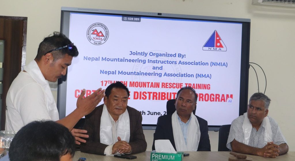 30 Rescuers at 17th High Mountain Rescue Training