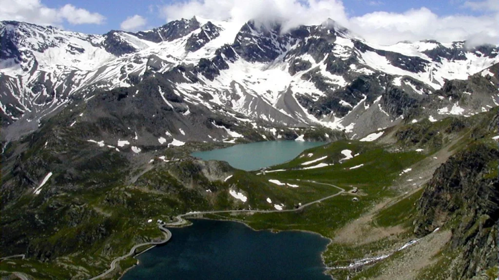 Two Romanian Climbers Found Dead in Crevasse After Four-Day Search on Italy's Gran Paradiso
