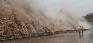 Typhoon Dolphin Fades, but Heavy Rain Disrupts China’s Travel Network