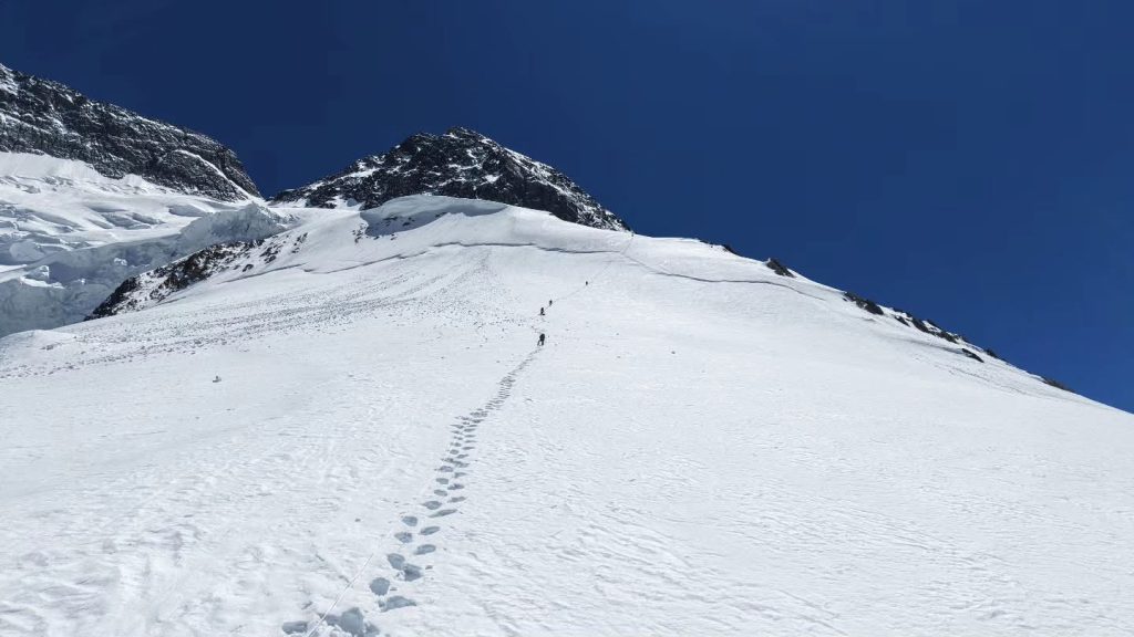 World Record-Holding Nepali Climber Kili Pemba Sherpa Dies in Broad Peak Avalanche