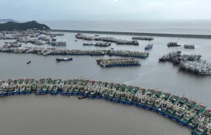 Typhoon Dolphin Threatens Eastern China, Schools and Tourist Sites Shut