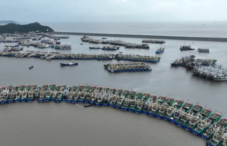 Typhoon Dolphin Threatens Eastern China, Schools and Tourist Sites Shut