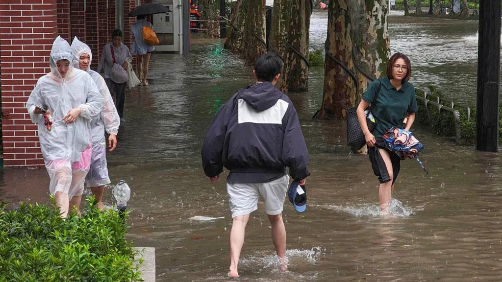 Typhoon Dolphin Fades, but Heavy Rain Disrupts China’s Travel Network