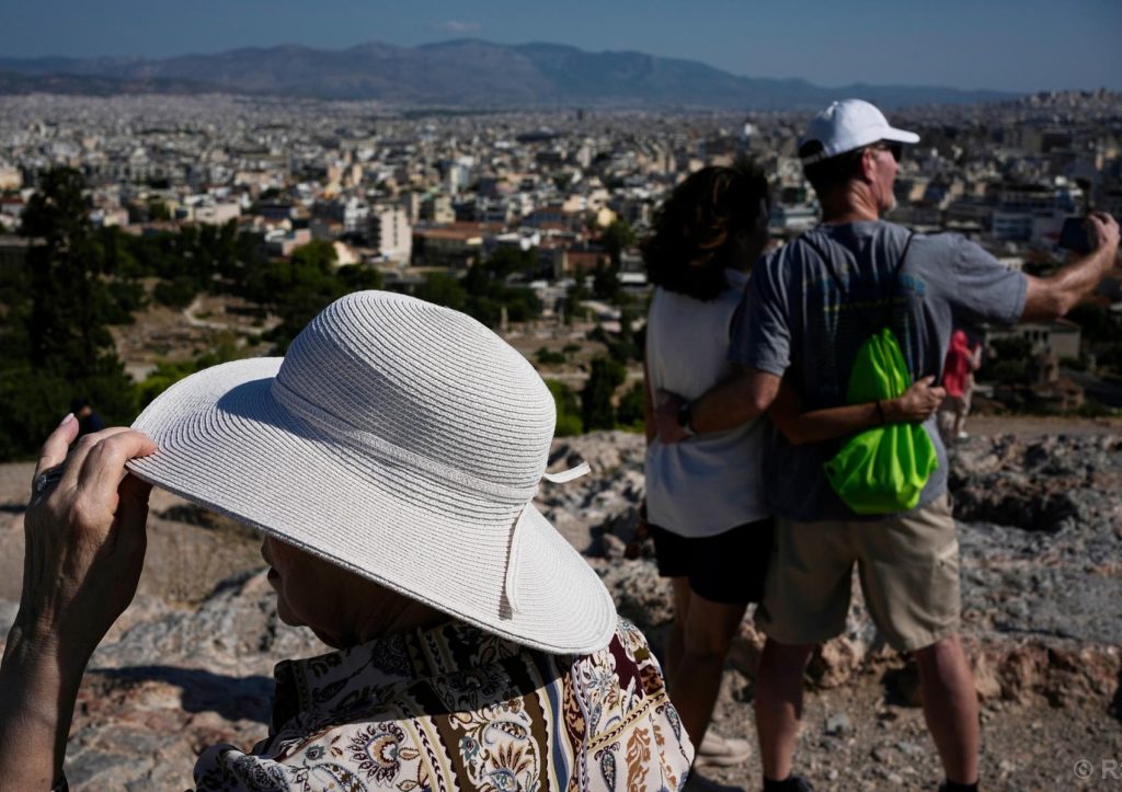 Rising Heat in Athens Drives Growing Demand for Hats Among Tourists