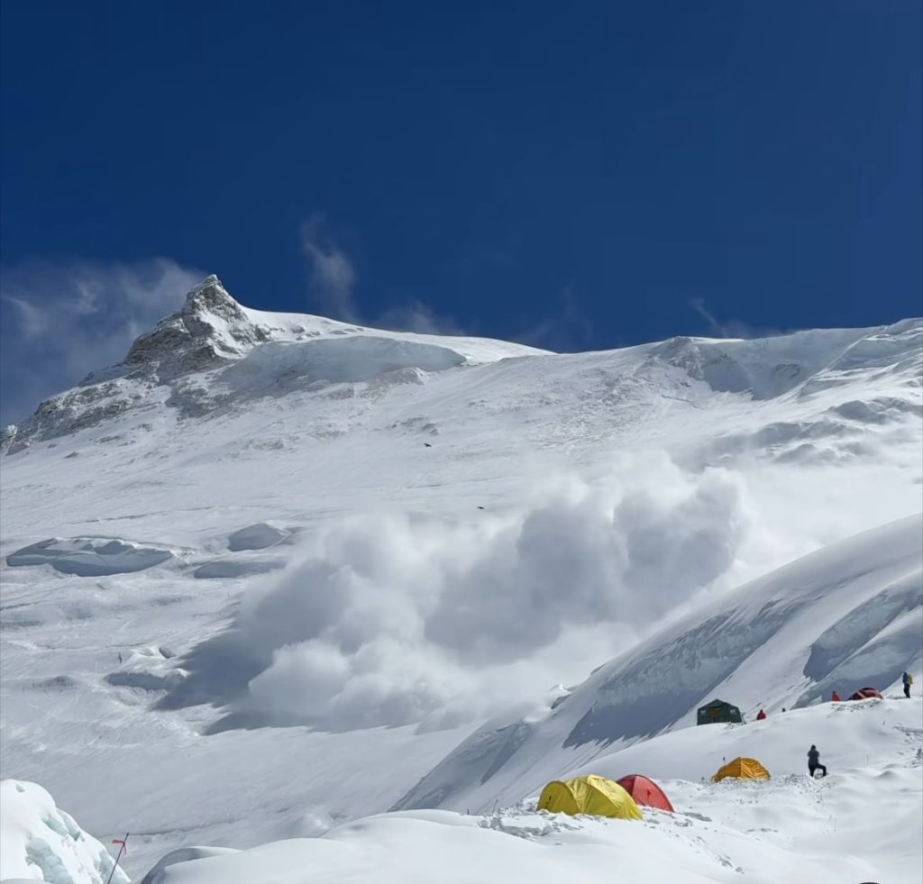 Heavy Snow Forces Manaslu Climbers to Turn Back