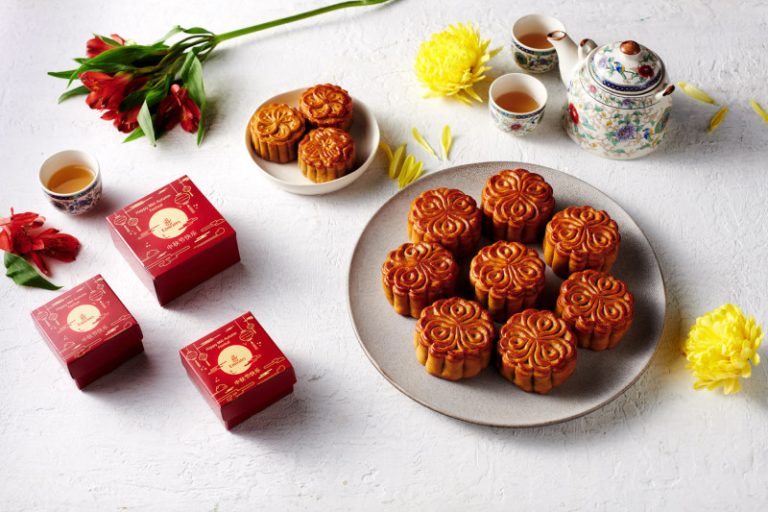 Emirates celebrates Mid Autumn Festival with complimentary mooncakes on select flights