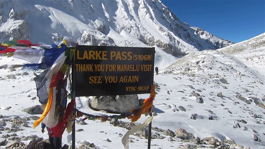 Heavy Snowfall Blocks Larke Pass, Stranding Tourists and Disrupting Food Supplies