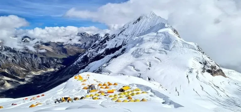 637 Climbers Secure Permits to Scale 18 Nepali Peaks This Autumn