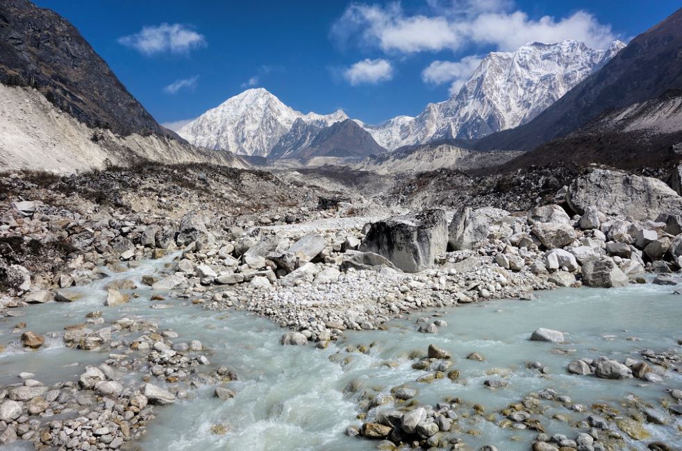 Heavy Snowfall Blocks Larke Pass, Stranding Tourists and Disrupting Food Supplies