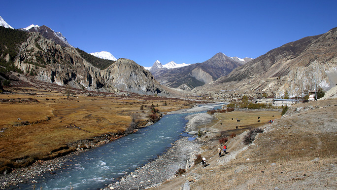 Adverse Weather Prompts Foreign Tourists to Cut Annapurna Circuit Trek Short