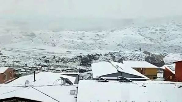 Heavy Snowfall Disrupts Tourist Movement in Khumbu as Seven Stranded Trekkers Rescued