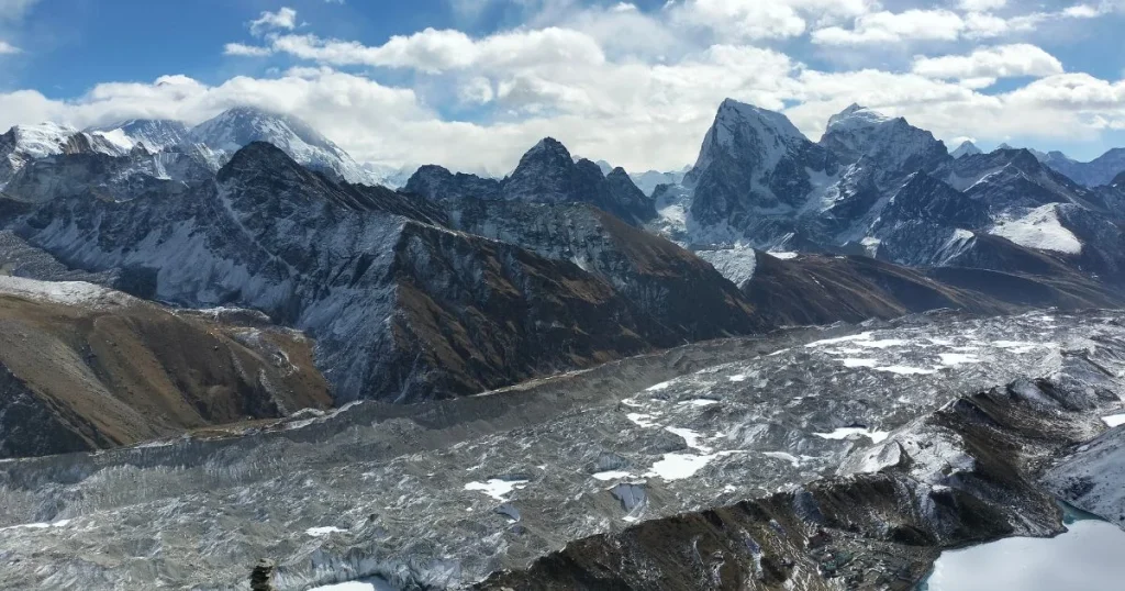 Heavy Snowfall Triggers Tourist Safety Alert in Khumbu, Seven Rescued