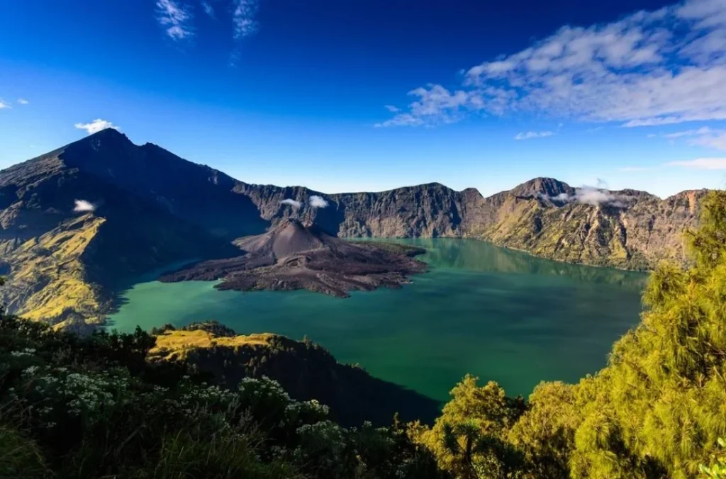 Mount Rinjani’s Senaru Trekking Route Reopens After Wildfire