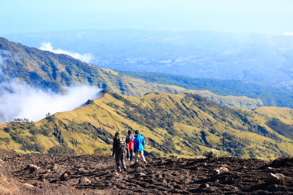 Mount Rinjani’s Senaru Trekking Route Reopens After Wildfire